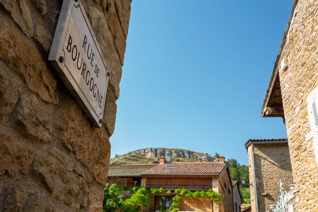 Panneau rue de Bourgogne, vue roche Coche, Berzé-la-Ville, Mâconnais, Le Sud Bourgogne