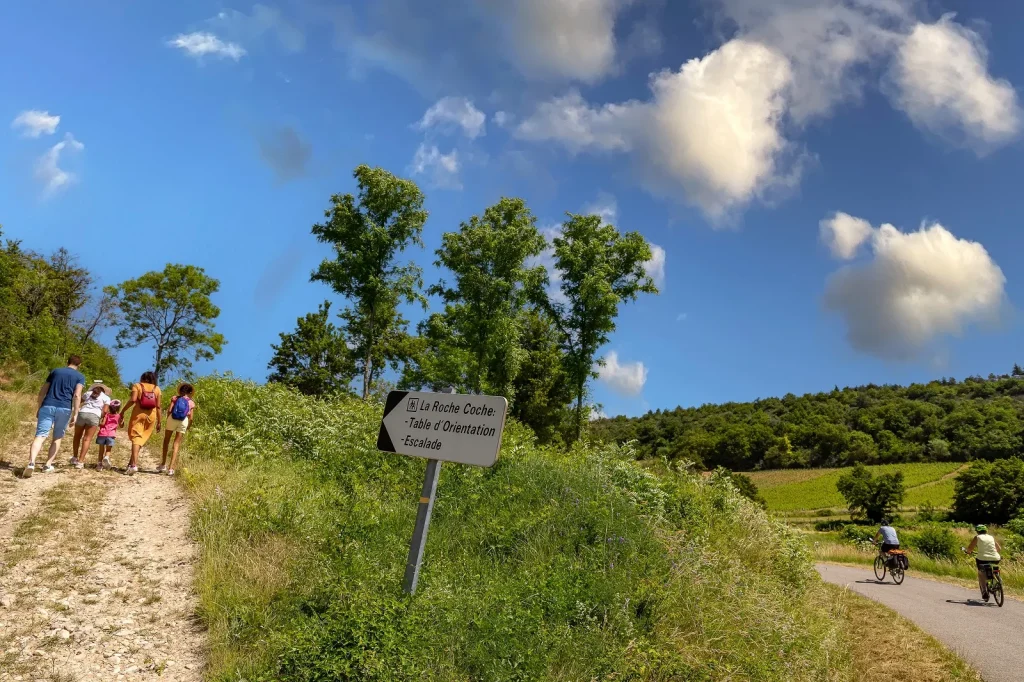 Panneaux directionnels, randonnée famille, la Roche Coche, Berzé-la-Ville, Mâconnais, Le Sud Bourgogne