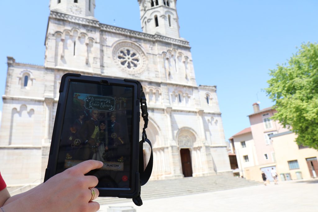 Explor Games sur tablette devant l'église Saint-Pierre