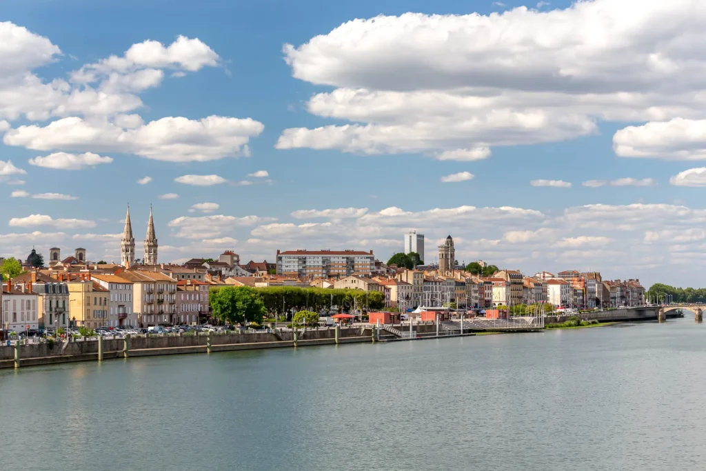 Vue ville de Mâcon, La Saône, L'esplanade Lamartine, Les clochers de l'église Saint-Pierre