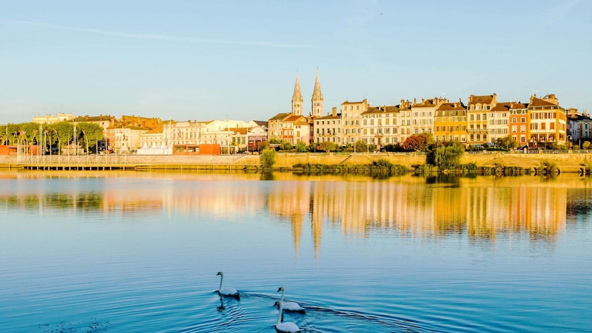 Vue Mâcon été, quais de Saône, maisons colorées, Le Sud Bourgogne