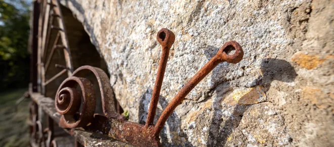 Escargot fer forgé, mur en pierre, Le Sud Bourgogne