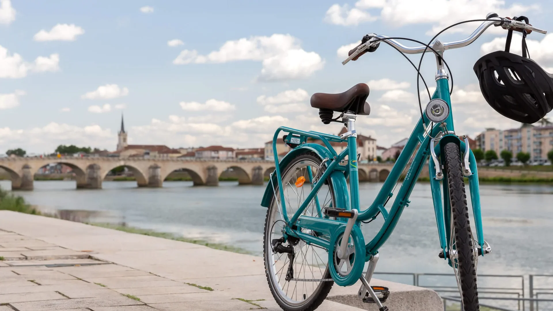 Vélo, flotte de vélos, Office de Tourisme Mâcon, pont Saint-Laurent, esplanade Lamartine