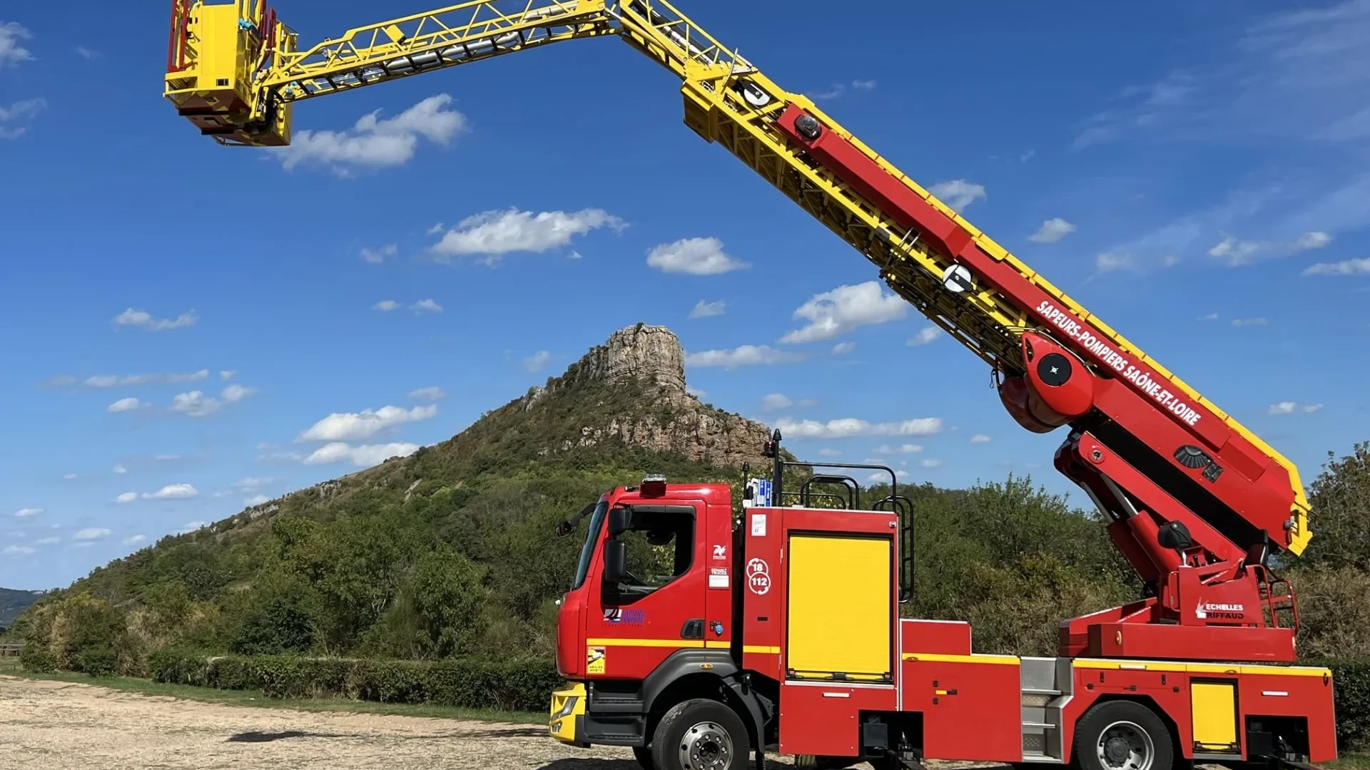 Camion de pompiers devant Roche de Solutré pour Congrès Pompiers 2024 Mâcon