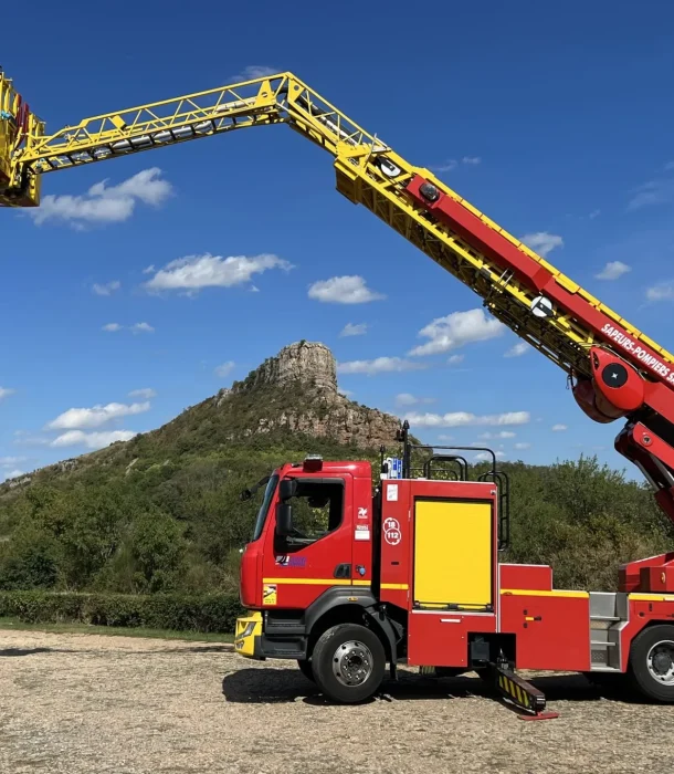 Camion de pompiers devant Roche de Solutré pour Congrès Pompiers 2024 Mâcon