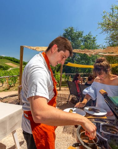 Déjeuner, terrasse éphémère, Solutré, vignoble mâconnais, Le Sud Bourgogne