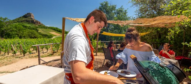 Déjeuner, terrasse éphémère, Solutré, vignoble mâconnais, Le Sud Bourgogne