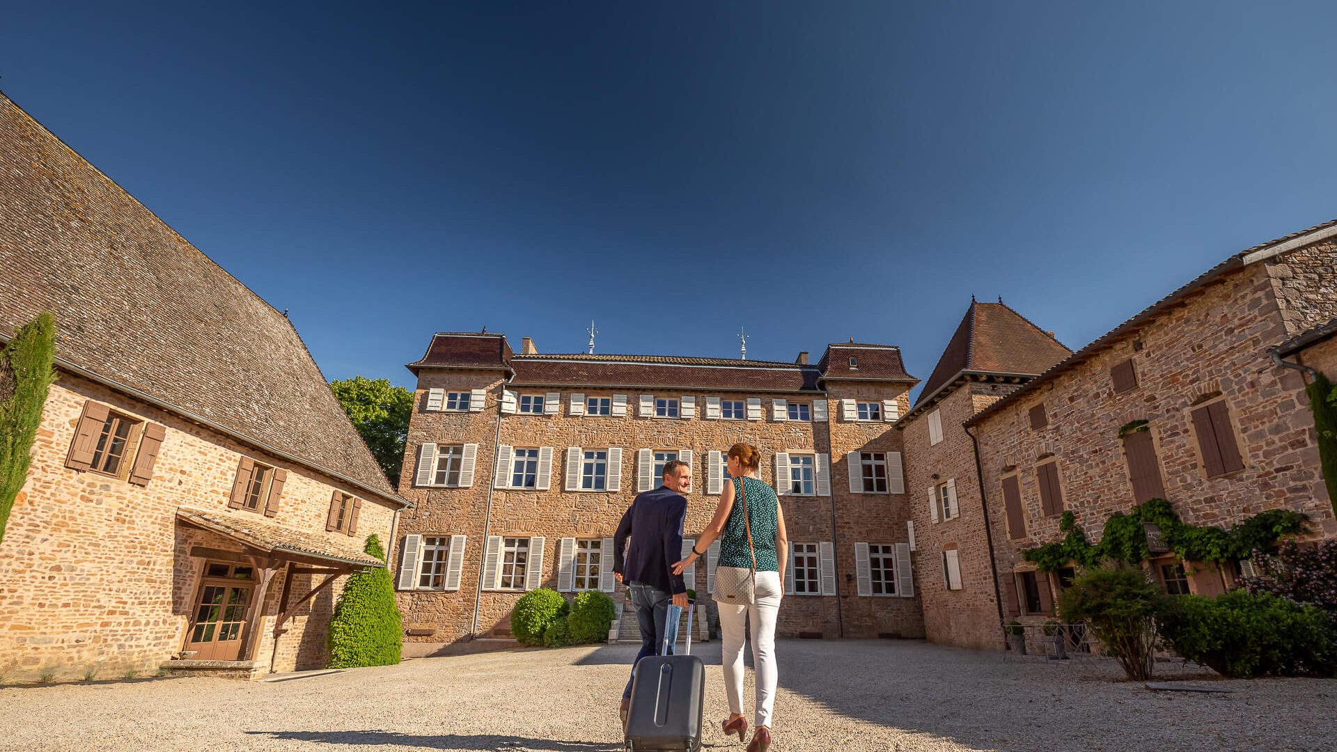 Couple, arrivée, Hébergement Château de Chasselas, Mâconnais, Le Sud Bourgogne