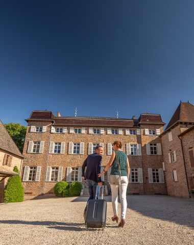 Couple, arrivée, Hébergement Château de Chasselas, Mâconnais, Le Sud Bourgogne