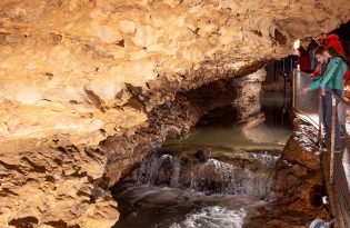 Visite, rivière souterraine, grottes d'Azé, Mâconnais, Le Sud Bourgogne