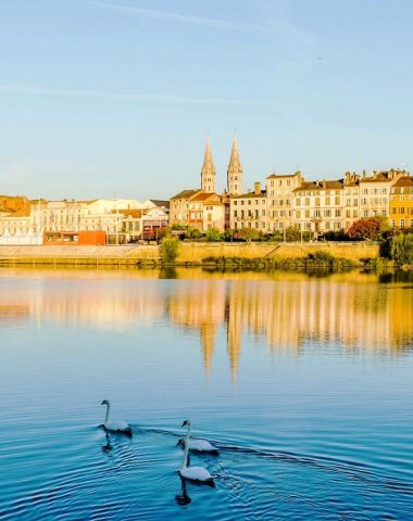 Vue Mâcon été, quais de Saône, maisons colorées, Le Sud Bourgogne