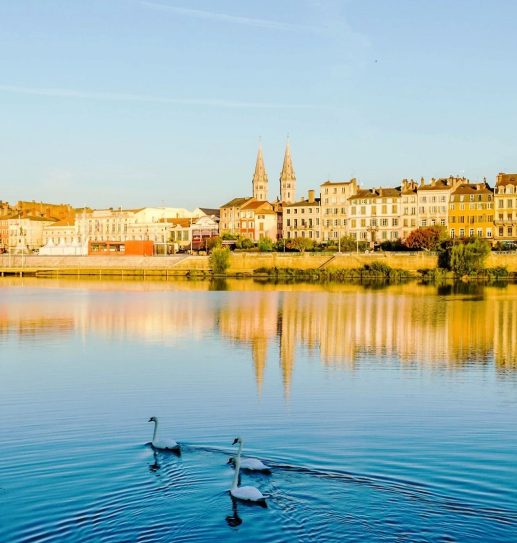 Vue Mâcon été, quais de Saône, maisons colorées, Le Sud Bourgogne